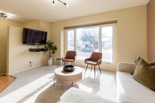 28 Dakota Road West, Lethbridge, AB - Indoor Photo Showing Living Room