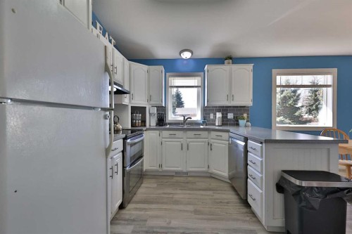235 E 200 S, Raymond, AB - Indoor Photo Showing Kitchen