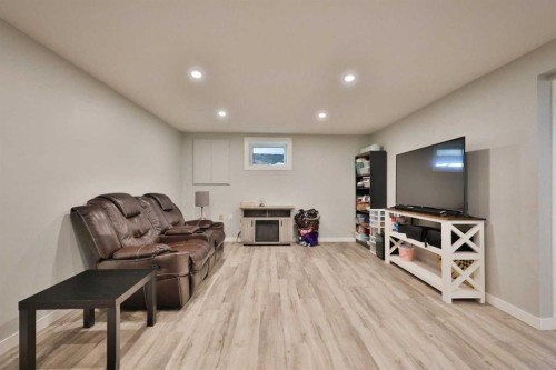 235 E 200 S, Raymond, AB - Indoor Photo Showing Other Room