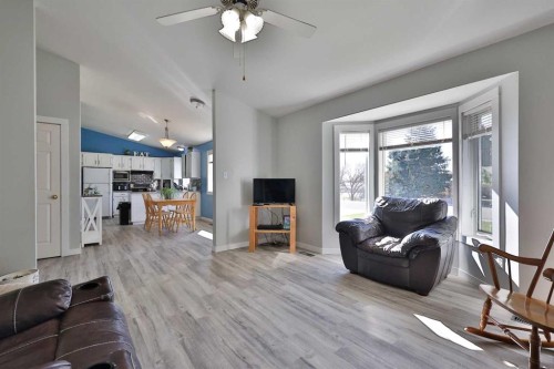 235 E 200 S, Raymond, AB - Indoor Photo Showing Living Room