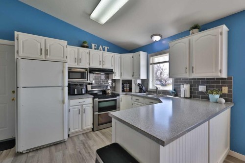 235 E 200 S, Raymond, AB - Indoor Photo Showing Kitchen