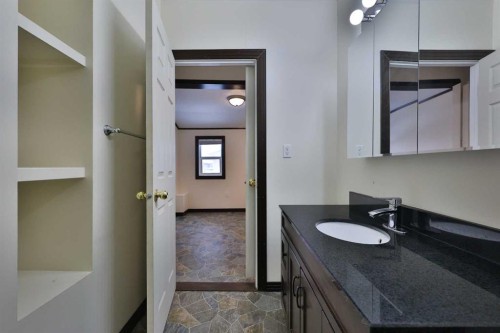 1817 1A Avenue North, Lethbridge, AB - Indoor Photo Showing Bathroom
