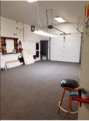 1817 1A Avenue North, Lethbridge, AB - Indoor Photo Showing Garage