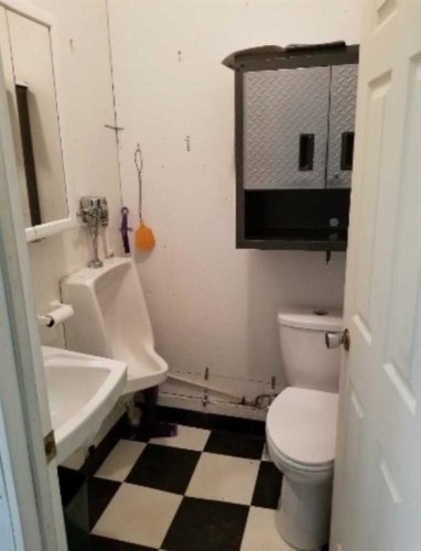 1817 1A Avenue North, Lethbridge, AB - Indoor Photo Showing Bathroom