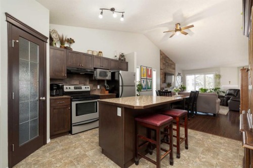 570 Edinburgh Road West, Lethbridge, AB - Indoor Photo Showing Kitchen
