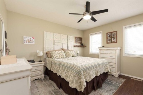 570 Edinburgh Road West, Lethbridge, AB - Indoor Photo Showing Bedroom