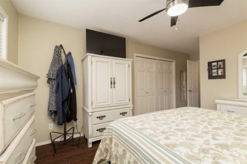 570 Edinburgh Road West, Lethbridge, AB - Indoor Photo Showing Bedroom