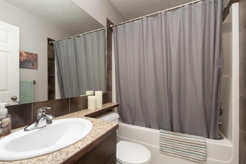570 Edinburgh Road West, Lethbridge, AB - Indoor Photo Showing Bathroom