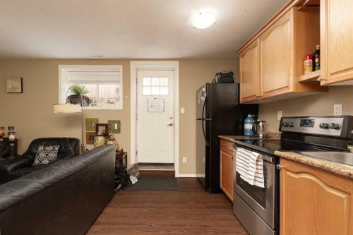 570 Edinburgh Road West, Lethbridge, AB - Indoor Photo Showing Kitchen