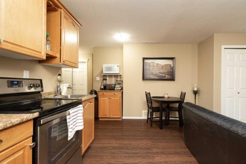 570 Edinburgh Road West, Lethbridge, AB - Indoor Photo Showing Kitchen
