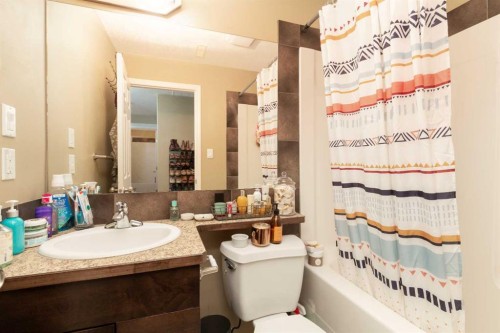 570 Edinburgh Road West, Lethbridge, AB - Indoor Photo Showing Bathroom