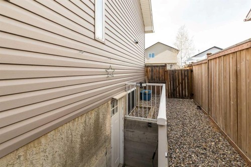 570 Edinburgh Road West, Lethbridge, AB - Outdoor With Exterior