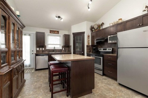 570 Edinburgh Road West, Lethbridge, AB - Indoor Photo Showing Kitchen