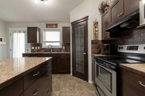 570 Edinburgh Road West, Lethbridge, AB - Indoor Photo Showing Kitchen