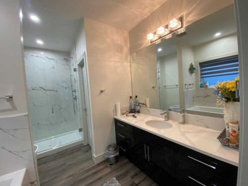 5402 43 Street, Taber, AB - Indoor Photo Showing Bathroom