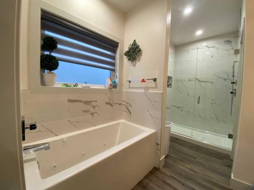 5402 43 Street, Taber, AB - Indoor Photo Showing Bathroom