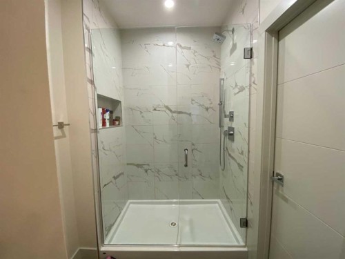 5402 43 Street, Taber, AB - Indoor Photo Showing Bathroom