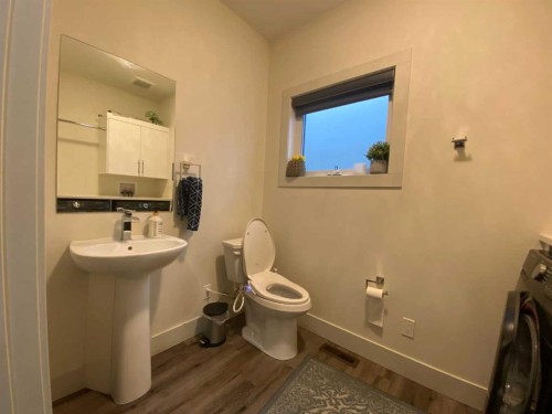 5402 43 Street, Taber, AB - Indoor Photo Showing Bathroom