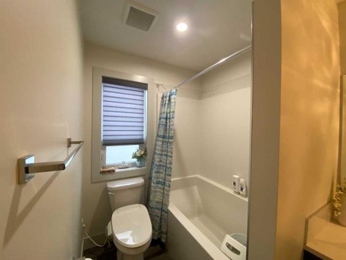 5402 43 Street, Taber, AB - Indoor Photo Showing Bathroom