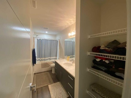 5402 43 Street, Taber, AB - Indoor Photo Showing Bathroom