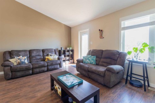 3-213 Lettice Perry Road North, Lethbridge, AB - Indoor Photo Showing Living Room