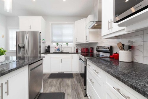 22 Rivergrove Run West, Lethbridge, AB - Indoor Photo Showing Kitchen With Upgraded Kitchen