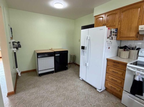 5212 51 Street, Taber, AB - Indoor Photo Showing Kitchen