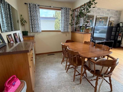 5212 51 Street, Taber, AB - Indoor Photo Showing Dining Room