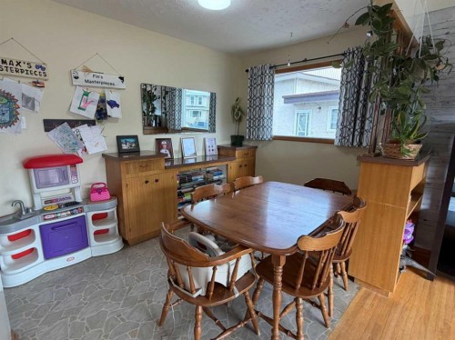 5212 51 Street, Taber, AB - Indoor Photo Showing Dining Room
