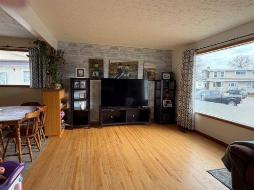 5212 51 Street, Taber, AB - Indoor Photo Showing Living Room