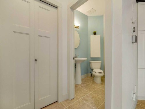 406 Twinriver Road West, Lethbridge, AB - Indoor Photo Showing Bathroom