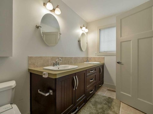 406 Twinriver Road West, Lethbridge, AB - Indoor Photo Showing Bathroom