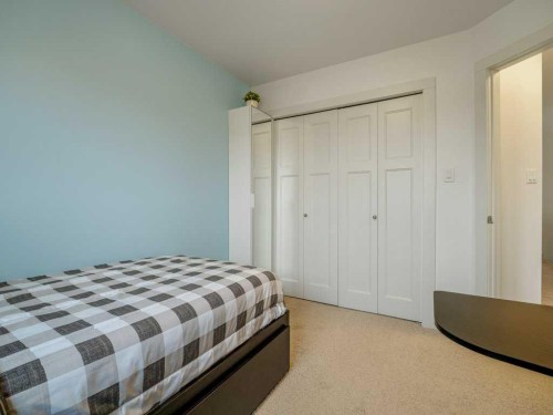 406 Twinriver Road West, Lethbridge, AB - Indoor Photo Showing Bedroom