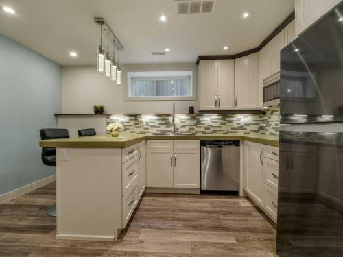 406 Twinriver Road West, Lethbridge, AB - Indoor Photo Showing Kitchen With Double Sink