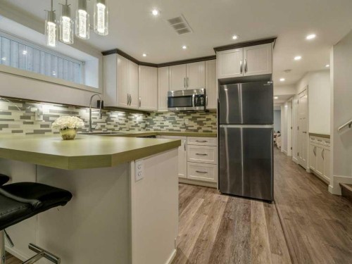 406 Twinriver Road West, Lethbridge, AB - Indoor Photo Showing Kitchen With Upgraded Kitchen