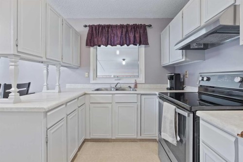 4815 59 Avenue, Taber, AB - Indoor Photo Showing Kitchen With Double Sink