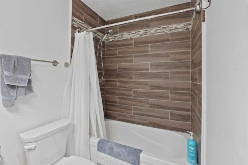 4815 59 Avenue, Taber, AB - Indoor Photo Showing Bathroom