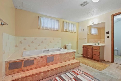 4815 59 Avenue, Taber, AB - Indoor Photo Showing Bathroom