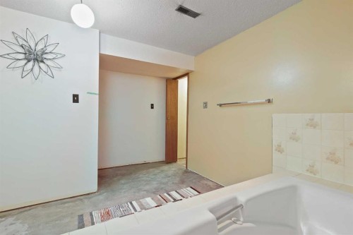 4815 59 Avenue, Taber, AB - Indoor