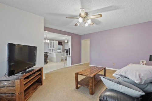 4815 59 Avenue, Taber, AB - Indoor Photo Showing Living Room