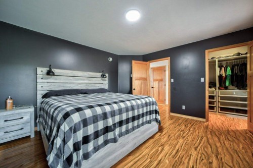 2222 Twp Rd 7-5, Lundbreck, AB - Indoor Photo Showing Bedroom