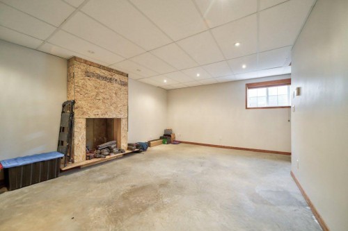 2222 Twp Rd 7-5, Lundbreck, AB - Indoor Photo Showing Basement
