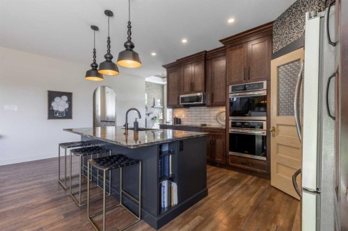 648 Sixmile Crescent South, Lethbridge, AB - Indoor Photo Showing Kitchen With Upgraded Kitchen