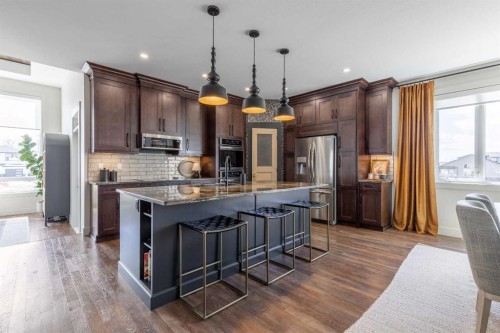 648 Sixmile Crescent South, Lethbridge, AB - Indoor Photo Showing Kitchen With Upgraded Kitchen