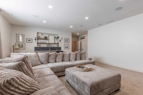 648 Sixmile Crescent South, Lethbridge, AB - Indoor Photo Showing Living Room