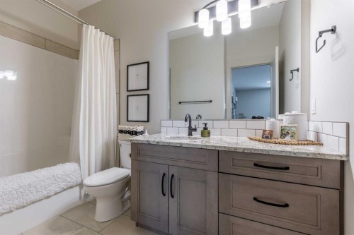 648 Sixmile Crescent South, Lethbridge, AB - Indoor Photo Showing Bathroom