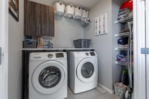 933 Pacific Way West, Lethbridge, AB - Indoor Photo Showing Laundry Room