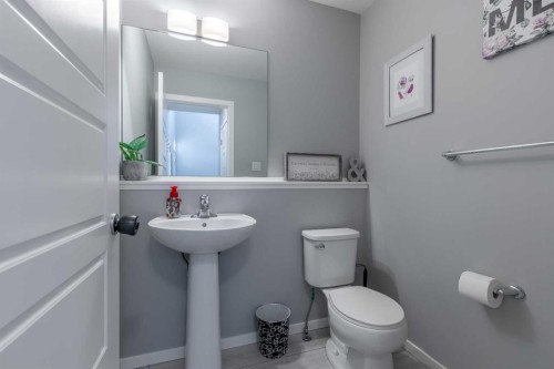 933 Pacific Way West, Lethbridge, AB - Indoor Photo Showing Bathroom