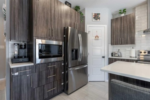 933 Pacific Way West, Lethbridge, AB - Indoor Photo Showing Kitchen With Upgraded Kitchen