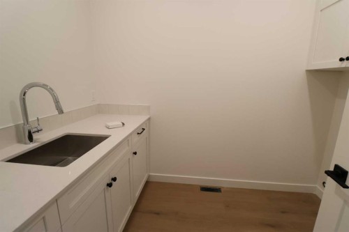 531 4 St, Vauxhall, AB - Indoor